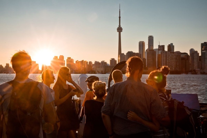 Skyline de Toronto con la CN Tower al atardecer desde el ferry de las islas