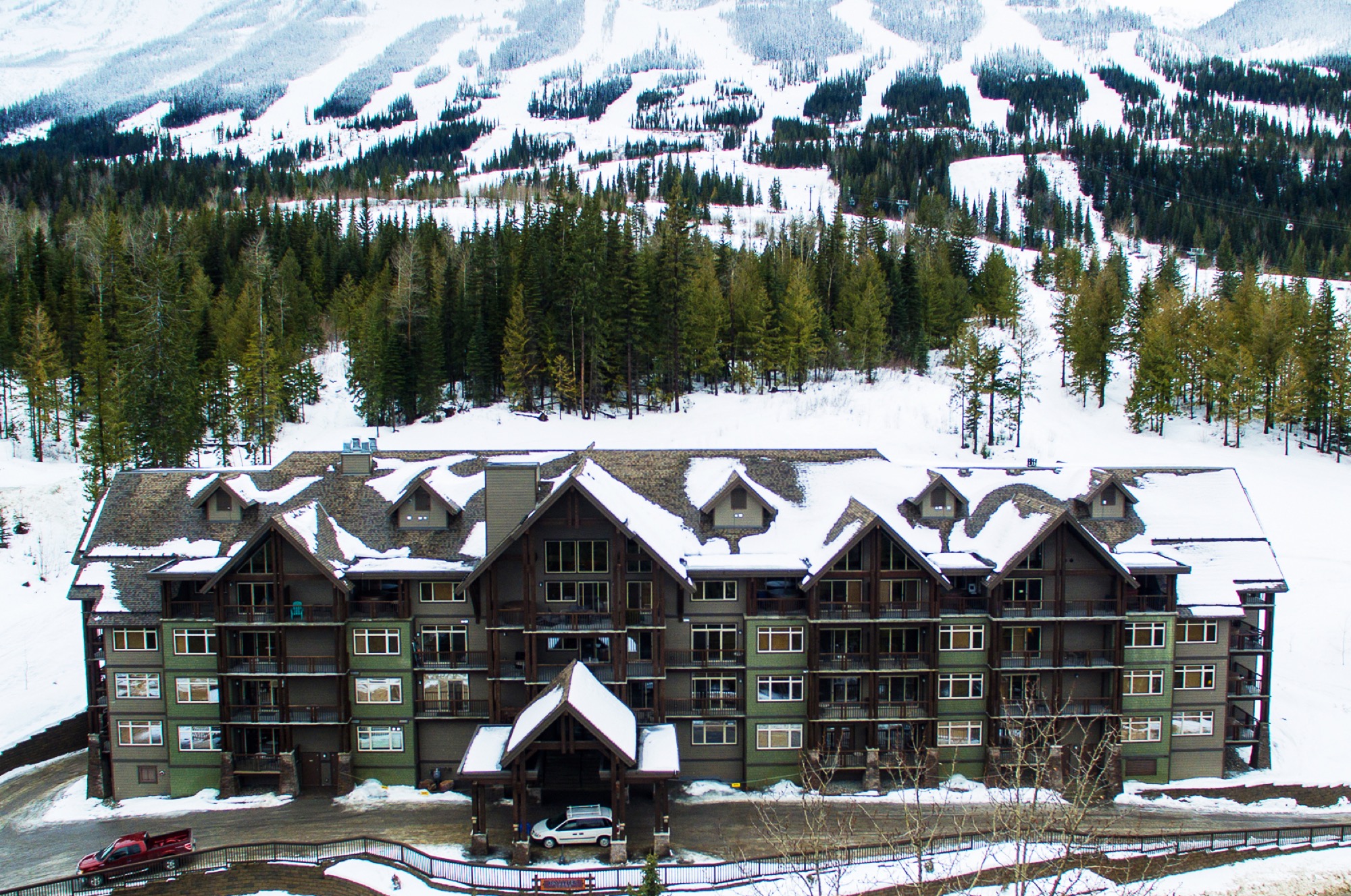 Palliser Lodge en Kicking Horse con las pistas talladas en la montaña nevada
